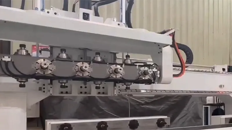 CNC centre d'usinage  5 axes à quatre tables - façonnage et ponçage 2