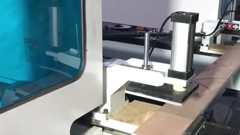 CNC à double extrémité pour coupe et perçage de bâti de porte