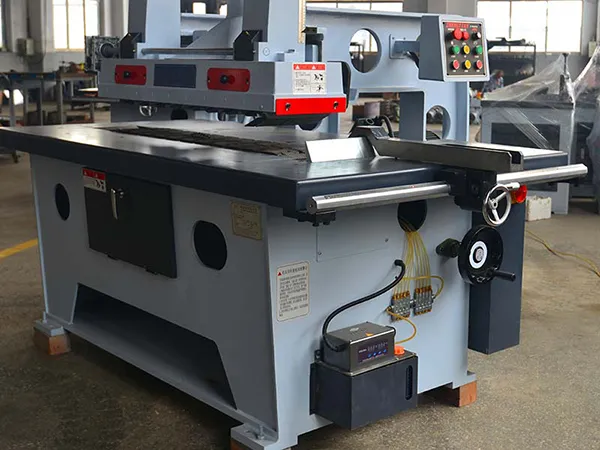 CNC Scie à déligner pour coupes droites